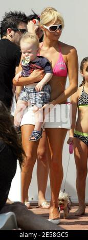 Paris Hilton a une autre fête à sa maison de plage louée à Malibu. Son attaché de presse Elliott Mintz, la chanteuse Macy Gray, la sœur Nicky Hilton avec le petit ami David Katzenberg et l'actrice Elisha Cuthbert étaient présents. Paris a passé du temps sur le balcon avec des amis, ses chiens et un bébé avec lequel elle semblait très à l'aise et affectueuse. Elle a également fait une course aux photographes pour leur argent et a pris des photos. Malibu, Californie, 8/11/07. [[sac mac]] Banque D'Images