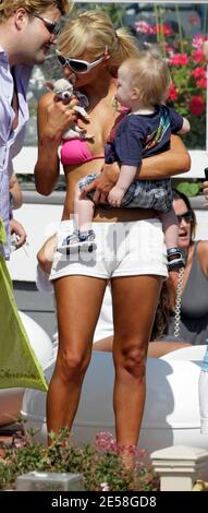 Paris Hilton a une autre fête à sa maison de plage louée à Malibu. Son attaché de presse Elliott Mintz, la chanteuse Macy Gray, la sœur Nicky Hilton avec le petit ami David Katzenberg et l'actrice Elisha Cuthbert étaient présents. Paris a passé du temps sur le balcon avec des amis, ses chiens et un bébé avec lequel elle semblait très à l'aise et affectueuse. Elle a également fait une course aux photographes pour leur argent et a pris des photos. Malibu, Californie, 8/11/07. [[sac mac]] Banque D'Images