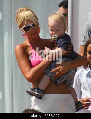 Paris Hilton a une autre fête à sa maison de plage louée à Malibu. Son attaché de presse Elliott Mintz, la chanteuse Macy Gray, la sœur Nicky Hilton avec le petit ami David Katzenberg et l'actrice Elisha Cuthbert étaient présents. Paris a passé du temps sur le balcon avec des amis, ses chiens et un bébé avec lequel elle semblait très à l'aise et affectueuse. Elle a également fait une course aux photographes pour leur argent et a pris des photos. Malibu, Californie, 8/11/07. [[sac mac]] Banque D'Images