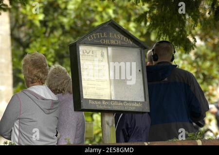 La famille, les amis, les stars et les fans se sont rendus au revoir à l'acteur et comédien Mike Reid (Frank Butcher) de l'église paroissiale de Little Easton, dans l'Essex. Parmi les participants figuraient la femme Shirley Reid, le champion de boxe Henry 'Enery the Ammer' Cooper, la femme à l'écran Barbara Windsor (Peggy), le fils à l'écran Sid Owen (Ricky), June Brown (Dot) et Michael Greco (Beppe). Mike Reid est mort à son domicile à Marbella le 30 juillet à l'âge de 67 ans après avoir subi une crise cardiaque suspectée. Londres, Royaume-Uni. 8/14/07. [[carte]] Banque D'Images