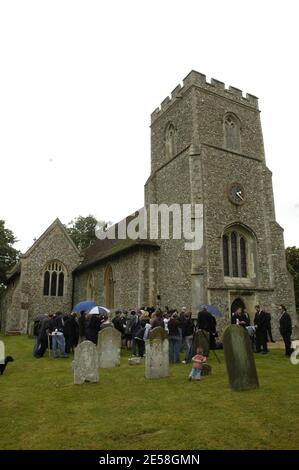 La famille, les amis, les stars et les fans se sont rendus au revoir à l'acteur et comédien Mike Reid (Frank Butcher) de l'église paroissiale de Little Easton, dans l'Essex. Parmi les participants figuraient la femme Shirley Reid, le champion de boxe Henry 'Enery the Ammer' Cooper, la femme à l'écran Barbara Windsor (Peggy), le fils à l'écran Sid Owen (Ricky), June Brown (Dot) et Michael Greco (Beppe). Mike Reid est mort à son domicile à Marbella le 30 juillet à l'âge de 67 ans après avoir subi une crise cardiaque suspectée. Londres, Royaume-Uni. 8/14/07. [[carte]] Banque D'Images