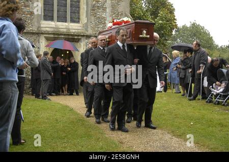 La famille, les amis, les stars et les fans se sont rendus au revoir à l'acteur et comédien Mike Reid (Frank Butcher) de l'église paroissiale de Little Easton, dans l'Essex. Parmi les participants figuraient la femme Shirley Reid, le champion de boxe Henry 'Enery the Ammer' Cooper, la femme à l'écran Barbara Windsor (Peggy), le fils à l'écran Sid Owen (Ricky), June Brown (Dot) et Michael Greco (Beppe). Mike Reid est mort à son domicile à Marbella le 30 juillet à l'âge de 67 ans après avoir subi une crise cardiaque suspectée. Londres, Royaume-Uni. 8/14/07. [[carte]] Banque D'Images