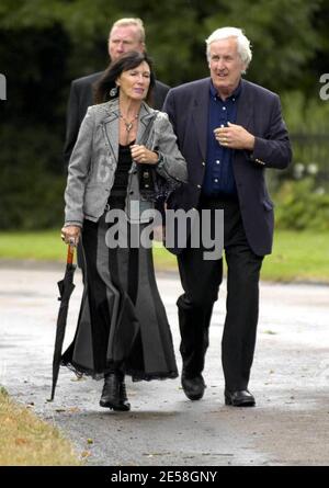 La famille, les amis, les stars et les fans se sont rendus au revoir à l'acteur et comédien Mike Reid (Frank Butcher) de l'église paroissiale de Little Easton, dans l'Essex. Parmi les participants figuraient la femme Shirley Reid, le champion de boxe Henry 'Enery the Ammer' Cooper, la femme à l'écran Barbara Windsor (Peggy), le fils à l'écran Sid Owen (Ricky), June Brown (Dot) et Michael Greco (Beppe). Mike Reid est mort à son domicile à Marbella le 30 juillet à l'âge de 67 ans après avoir subi une crise cardiaque suspectée. Londres, Royaume-Uni. 8/14/07. [[carte]] Banque D'Images