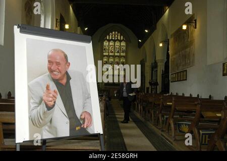 La famille, les amis, les stars et les fans se sont rendus au revoir à l'acteur et comédien Mike Reid (Frank Butcher) de l'église paroissiale de Little Easton, dans l'Essex. Parmi les participants figuraient la femme Shirley Reid, le champion de boxe Henry 'Enery the Ammer' Cooper, la femme à l'écran Barbara Windsor (Peggy), le fils à l'écran Sid Owen (Ricky), June Brown (Dot) et Michael Greco (Beppe). Mike Reid est mort à son domicile à Marbella le 30 juillet à l'âge de 67 ans après avoir subi une crise cardiaque suspectée. Londres, Royaume-Uni. 8/14/07. [[carte]] Banque D'Images