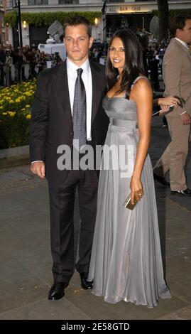 Matt Damon et sa femme Luciana à la première de « la Bourne Ultimatum » à Leicester Square. Londres, Royaume-Uni. 8/15/07. [[carte]] Banque D'Images