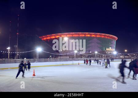 Ekaterinbourg, Russie – 03 janvier 2021 : vue nocturne de la patinoire en face de l'Ekaterinbourg Arena (stade central), lumineuse. Iekaterinb Banque D'Images