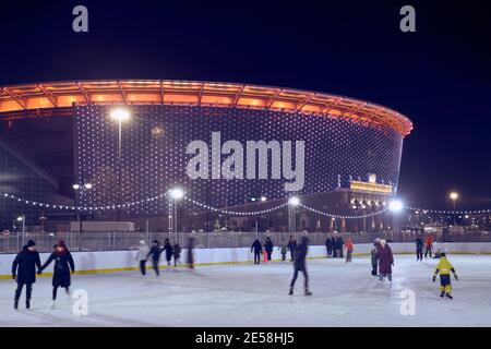 Ekaterinbourg, Russie – 03 janvier 2021 : vue nocturne de la patinoire en face de l'Ekaterinbourg Arena (stade central), lumineuse. Iekaterinb Banque D'Images