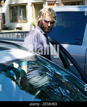 Andrew Wilson, le frère qui a trouvé l'acteur Owen Wilson à sa maison dimanche après une tentative de suicide, retourne à la maison d'Owen pour recueillir quelques biens. Andrew n'a pas répondu aux questions des médias, mais un passant a déclaré qu'il avait l'air « défait et affolé ». Un grand paquet qui semblait être un tableau a également été livré au nom d'Owen par FedEx. Santa Monica, Californie, 8/27/07. [[laj]] Banque D'Images