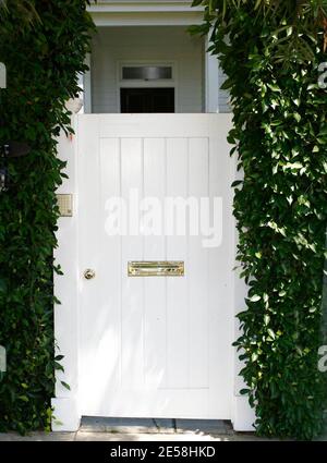 Andrew Wilson, le frère qui a trouvé l'acteur Owen Wilson à sa maison dimanche après une tentative de suicide, retourne à la maison d'Owen pour recueillir quelques biens. Andrew n'a pas répondu aux questions des médias, mais un passant a déclaré qu'il avait l'air « défait et affolé ». Un grand paquet qui semblait être un tableau a également été livré au nom d'Owen par FedEx. Santa Monica, Californie, 8/27/07. [[laj]] Banque D'Images