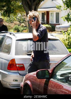 Andrew Wilson, le frère qui a trouvé l'acteur Owen Wilson à sa maison dimanche après une tentative de suicide, retourne à la maison d'Owen pour recueillir quelques biens. Andrew n'a pas répondu aux questions des médias, mais un passant a déclaré qu'il avait l'air « défait et affolé ». Un grand paquet qui semblait être un tableau a également été livré au nom d'Owen par FedEx. Santa Monica, Californie, 8/27/07. [[laj]] Banque D'Images