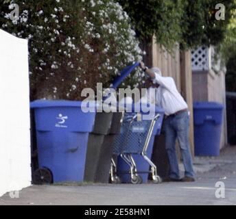 Exclusif !! L'oncle d'Owen Wilson, l'acteur Joe Wilson, qui a travaillé avec Owen sur 'Drirbit Taylor' et 'You, Me and Dupree', a été vu jeter des ordures pour une collecte immédiate à l'extérieur de la maison d'Owen. Owen Wilson se remet actuellement d'une tentative de suicide à l'hôpital Cedars Sinai de LOS ANGELES. Santa Monica, Californie, 8/27/07. [[laj]] Banque D'Images