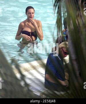 Boris Becker et sa petite amie Sharlely Kersenberg passent du temps avec les enfants au bord de la piscine et sur la plage. Boris et son fils aîné, Noah, jouèrent les bras l'un de l'autre et Becker attrapa son fils plus jeune (blond) Elias et se prêta à manger son bras, pour le plus grand plaisir de son fils. Miami Beach, Floride 9/1/07. [[mab]] Banque D'Images