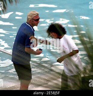 Boris Becker et sa petite amie Sharlely Kersenberg passent du temps avec les enfants au bord de la piscine et sur la plage. Boris et son fils aîné, Noah, jouèrent les bras l'un de l'autre et Becker attrapa son fils plus jeune (blond) Elias et se prêta à manger son bras, pour le plus grand plaisir de son fils. Miami Beach, Floride 9/1/07. [[mab]] Banque D'Images