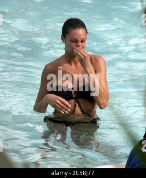 Boris Becker et sa petite amie Sharlely Kersenberg passent du temps avec les enfants au bord de la piscine et sur la plage. Boris et son fils aîné, Noah, jouèrent les bras l'un de l'autre et Becker attrapa son fils plus jeune (blond) Elias et se prêta à manger son bras, pour le plus grand plaisir de son fils. Miami Beach, Floride 9/1/07. [[mab]] Banque D'Images