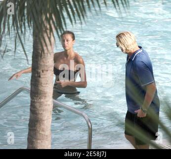 Boris Becker et sa petite amie Sharlely Kersenberg passent du temps avec les enfants au bord de la piscine et sur la plage. Boris et son fils aîné, Noah, jouèrent les bras l'un de l'autre et Becker attrapa son fils plus jeune (blond) Elias et se prêta à manger son bras, pour le plus grand plaisir de son fils. Miami Beach, Floride 9/1/07. [[mab]] Banque D'Images