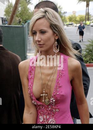 Exclusif !! Lady Victoria Hervey arrive pour les prix MTV VMA qui ont l'air effrayant skinny. Par le regard de sa cage de côtes très visible, il semblerait que Hervey ait rejoint les rangs des stars super skinny d'Hollywood. Las Vegas, Nevada 9/9/07. [[balise]] Banque D'Images