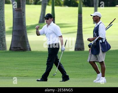 Matt Damon ressemble étonnamment à Elton John alors qu'il déplaît à son tir. L'étoile des océans a joué 9 trous de golf avec des pals et de la bière à chongs alors qu'il conduisait sa voiturette, Miami Beach, FL, 9/27/07. [[balise]] Banque D'Images