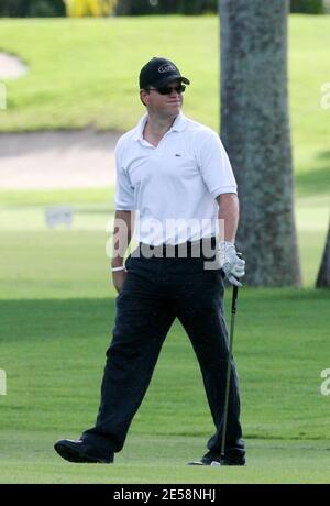 Matt Damon ressemble étonnamment à Elton John alors qu'il déplaît à son tir. L'étoile des océans a joué 9 trous de golf avec des pals et de la bière à chongs alors qu'il conduisait sa voiturette, Miami Beach, FL, 9/27/07. [[balise]] Banque D'Images