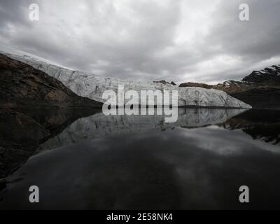 Panorama miroir reflet vue du glacier Pastoruri fonte neige glace lac Cordillera Blanca Huaraz Ancash Pérou Andes, Amérique du Sud Banque D'Images