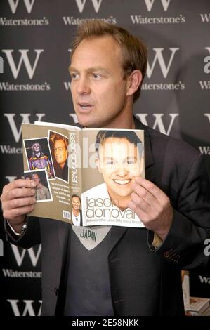 Jason Donovan, chanteur de pop et ancienne star des « voisins », signe des copies de son nouveau livre « Between the Lines: My Story uncut » dans une librairie londonienne. 10/01/07. [[carte]] Banque D'Images