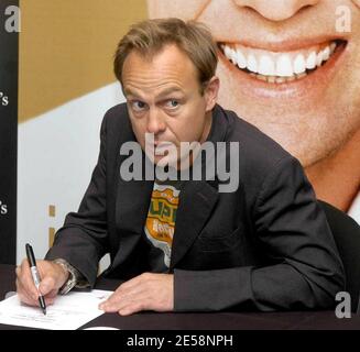 Jason Donovan, chanteur de pop et ancienne star des « voisins », signe des copies de son nouveau livre « Between the Lines: My Story uncut » dans une librairie londonienne. 10/01/07. [[carte]] Banque D'Images