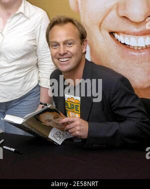 Jason Donovan, chanteur de pop et ancienne star des « voisins », signe des copies de son nouveau livre « Between the Lines: My Story uncut » dans une librairie londonienne. 10/01/07. [[carte]] Banque D'Images