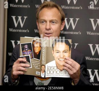 Jason Donovan, chanteur de pop et ancienne star des « voisins », signe des copies de son nouveau livre « Between the Lines: My Story uncut » dans une librairie londonienne. 10/01/07. [[carte]] Banque D'Images