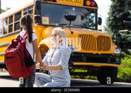 Mère emportant sa fille à l'école, disant son Au revoir pour la journée Banque D'Images