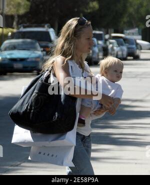 Exclusif !! On dirait que la femme de Tobey Maguire Jennifer et sa fille Ruby ont passé une petite fille à magasiner aujourd'hui. Jennifer a quitté le magasin de vêtements de designer Marni portant la jolie fille du couple qui sera une en novembre. Los Angeles, Californie, 10/06/07. [[rac ral]] Banque D'Images