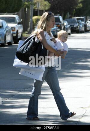 Exclusif !! On dirait que la femme de Tobey Maguire Jennifer et sa fille Ruby ont passé une petite fille à magasiner aujourd'hui. Jennifer a quitté le magasin de vêtements de designer Marni portant la jolie fille du couple qui sera une en novembre. Los Angeles, Californie, 10/06/07. [[rac ral]] Banque D'Images