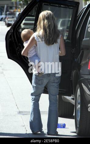 Exclusif !! On dirait que la femme de Tobey Maguire Jennifer et sa fille Ruby ont passé une petite fille à magasiner aujourd'hui. Jennifer a quitté le magasin de vêtements de designer Marni portant la jolie fille du couple qui sera une en novembre. Los Angeles, Californie, 10/06/07. [[rac ral]] Banque D'Images