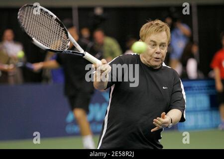 Elton John, superstar de la musique, et son ami de longue date, Billie Jean King, seront les hôtes de la 15e édition annuelle de l'équipe mondiale de tennis Advanta Smash Hits, une soirée spéciale de tennis avec Andy Roddick Lindsay Davenport et Anna Kournikova. L'événement bénéficie à la Fondation Elton John AIDS et à l'organisme de bienfaisance local ActionAIDS. Le pavillon de l'University de Villanova. Villanova, Pennsylvanie. 10/10/07. [[bat]] Banque D'Images