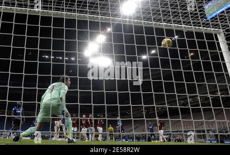 Milan, Italie. 26 janvier 2021. Christian Eriksen, de l'Inter Milan, marque un but lors du match de football final du quart de la coupe italienne entre l'Inter Milan et l'AC Milan à Milan, en Italie, le 26 janvier 2021. Crédit: Alberto Lingria/Xinhua/Alay Live News Banque D'Images