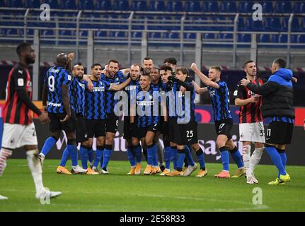 Milan, Italie. 26 janvier 2021. Les joueurs de l'Inter Milan fêtent après avoir remporté le match de football du quart de finale de la coupe italienne entre l'Inter Milan et l'AC Milan à Milan, en Italie, le 26 janvier 2021. Crédit: Alberto Lingria/Xinhua/Alay Live News Banque D'Images