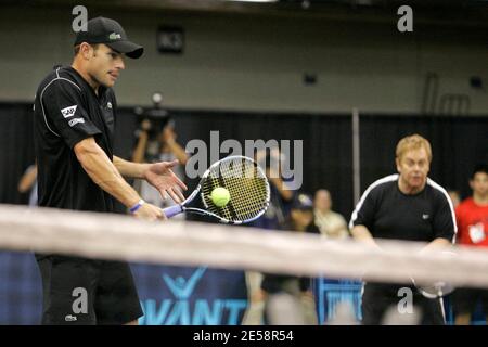 Elton John, superstar de la musique, et son ami de longue date, Billie Jean King, seront les hôtes de la 15e édition annuelle de l'équipe mondiale de tennis Advanta Smash Hits, une soirée spéciale de tennis avec Andy Roddick Lindsay Davenport et Anna Kournikova. L'événement bénéficie à la Fondation Elton John AIDS et à l'organisme de bienfaisance local ActionAIDS. Le pavillon de l'University de Villanova. Villanova, Pennsylvanie. 10/10/07. [[bat]] Banque D'Images