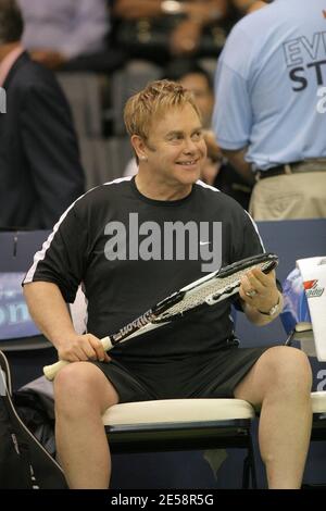 Elton John, superstar de la musique, et son ami de longue date, Billie Jean King, seront les hôtes de la 15e édition annuelle de l'équipe mondiale de tennis Advanta Smash Hits, une soirée spéciale de tennis avec Andy Roddick Lindsay Davenport et Anna Kournikova. L'événement bénéficie à la Fondation Elton John AIDS et à l'organisme de bienfaisance local ActionAIDS. Le pavillon de l'University de Villanova. Villanova, Pennsylvanie. 10/10/07. [[bat]] Banque D'Images