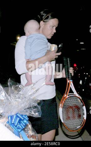 Exclusif !! Lindsay Davenport et son fils Jagger Jonathan à la 15e édition annuelle d'Advanta World Teamtennis Smash Hits, une soirée spéciale de tennis avec Andy Roddick, Lindsay Davenport et Anna Kournikova. L'événement bénéficie à la Fondation Elton John AIDS et à l'organisme de bienfaisance local ActionAIDS. Le Pavillon de Villanova Univiversity. Villanova, Pennsylvanie. 10/10/07. [[bat]] Banque D'Images