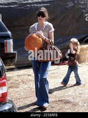 Mark Wahlberg emmène sa famille à la zone de citrouille. Mark portait son fils Michael tandis que la petite amie Rhea Durham gardait un oeil sur la fille aînée Ella Rae. Beverly Hills, Californie, 10/14/07. [[rac ral]] Banque D'Images