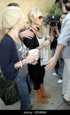 Lindsay Lohan a peut-être été en dehors de la chaux-lumière pendant deux mois en réadaptation, mais elle n'a pas perdu sa place sur les rangs des photos de célébrités incontournables. Lohan a fait son chemin à travers une énorme foule de photographes alors qu'elle sortait d'Orso après le déjeuner aujourd'hui. Lindsay ne semblait pas avoir à l'esprit l'attention, cependant, car elle semblait smirking comme elle se cacha derrière son garde de sécurité. Los Angeles, Californie, 10/17/07. [[rac ral]] Banque D'Images
