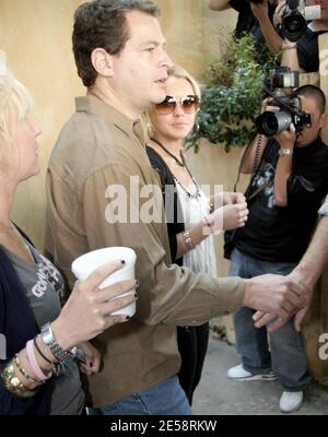 Lindsay Lohan a peut-être été en dehors de la chaux-lumière pendant deux mois en réadaptation, mais elle n'a pas perdu sa place sur les rangs des photos de célébrités incontournables. Lohan a fait son chemin à travers une énorme foule de photographes alors qu'elle sortait d'Orso après le déjeuner aujourd'hui. Lindsay ne semblait pas avoir à l'esprit l'attention, cependant, car elle semblait smirking comme elle se cacha derrière son garde de sécurité. Los Angeles, Californie, 10/17/07. [[rac ral]] Banque D'Images