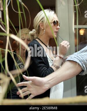 Lindsay Lohan a peut-être été en dehors de la chaux-lumière pendant deux mois en réadaptation, mais elle n'a pas perdu sa place sur les rangs des photos de célébrités incontournables. Lohan a fait son chemin à travers une énorme foule de photographes alors qu'elle sortait d'Orso après le déjeuner aujourd'hui. Lindsay ne semblait pas avoir à l'esprit l'attention, cependant, car elle semblait smirking comme elle se cacha derrière son garde de sécurité. Los Angeles, Californie, 10/17/07. [[rac ral]] Banque D'Images
