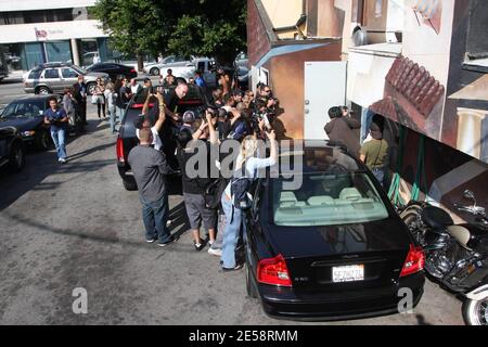 Lindsay Lohan a peut-être été en dehors de la chaux-lumière pendant deux mois en réadaptation, mais elle n'a pas perdu sa place sur les rangs des photos de célébrités incontournables. Lohan a fait son chemin à travers une énorme foule de photographes alors qu'elle sortait d'Orso après le déjeuner aujourd'hui. Lindsay ne semblait pas avoir à l'esprit l'attention, cependant, car elle semblait smirking comme elle se cacha derrière son garde de sécurité. Los Angeles, Californie, 10/17/07. [[rac ral]] Banque D'Images