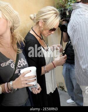 Lindsay Lohan a peut-être été en dehors de la chaux-lumière pendant deux mois en réadaptation, mais elle n'a pas perdu sa place sur les rangs des photos de célébrités incontournables. Lohan a fait son chemin à travers une énorme foule de photographes alors qu'elle sortait d'Orso après le déjeuner aujourd'hui. Lindsay ne semblait pas avoir à l'esprit l'attention, cependant, car elle semblait smirking comme elle se cacha derrière son garde de sécurité. Los Angeles, Californie, 10/17/07. [[rac ral]] Banque D'Images