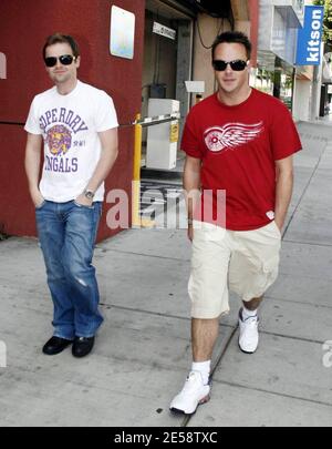 Ant et DEC, les animateurs de la télévision britannique, ont été repérés en passant devant Kitson, une boutique branchée, sur le populaire Robertson Blvd à Beverly Hills aujourd'hui. En Californie, les « chappies chouettes » sont en préparation pour leurs débuts à Stateside dans le jeu ABC « Wanna Bet ». Los Angeles, Californie, 10/30/07. [[wam]] Banque D'Images