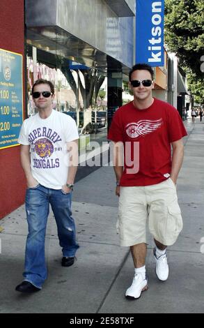 Ant et DEC, les animateurs de la télévision britannique, ont été repérés en passant devant Kitson, une boutique branchée, sur le populaire Robertson Blvd à Beverly Hills aujourd'hui. En Californie, les « chappies chouettes » sont en préparation pour leurs débuts à Stateside dans le jeu ABC « Wanna Bet ». Los Angeles, Californie, 10/30/07. [[wam]] Banque D'Images