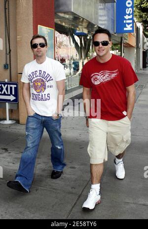 Ant et DEC, les animateurs de la télévision britannique, ont été repérés en passant devant Kitson, une boutique branchée, sur le populaire Robertson Blvd à Beverly Hills aujourd'hui. En Californie, les « chappies chouettes » sont en préparation pour leurs débuts à Stateside dans le jeu ABC « Wanna Bet ». Los Angeles, Californie, 10/30/07. [[wam]] Banque D'Images