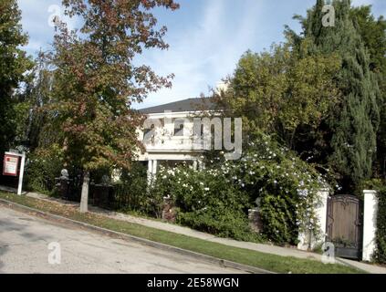 Exclusif !! C'est la nouvelle maison de Katherine Heigl à 2,550,000 $. Le manoir de style colonial du Sud comprend 4 chambres, 3.5 salles de bains, un coin détente, une cuisine gastronomique et un jardin luxuriant. Kirstie Alley est l'une des célébrités qui vit dans la région. Heigl doit se marier avec sa fiancée Josh Kelley en décembre. Los Feliz, Californie, 11/4/07. [[rac ral]] Banque D'Images