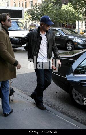 Exclusif !! Eric Dane, star de 'Gray's Anatomie', pose pour une photo avec un fan et dit Au revoir à un ami avec un câlin alors qu'il se dirige vers l'aéroport après un voyage à New York, NY. 11/6/07. [[faa]] Banque D'Images