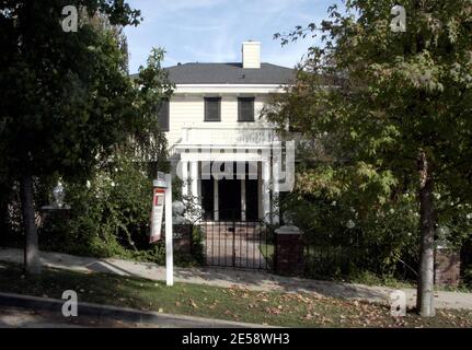 Exclusif !! C'est la nouvelle maison de Katherine Heigl à 2,550,000 $. Le manoir de style colonial du Sud comprend 4 chambres, 3.5 salles de bains, un coin détente, une cuisine gastronomique et un jardin luxuriant. Kirstie Alley est l'une des célébrités qui vit dans la région. Heigl doit se marier avec sa fiancée Josh Kelley en décembre. Los Feliz, Californie, 11/4/07. [[rac ral]] Banque D'Images