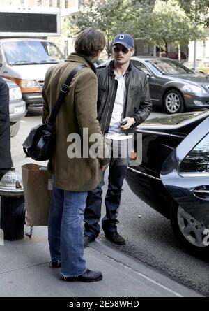 Exclusif !! Eric Dane, star de 'Gray's Anatomie', pose pour une photo avec un fan et dit Au revoir à un ami avec un câlin alors qu'il se dirige vers l'aéroport après un voyage à New York, NY. 11/6/07. [[faa]] Banque D'Images